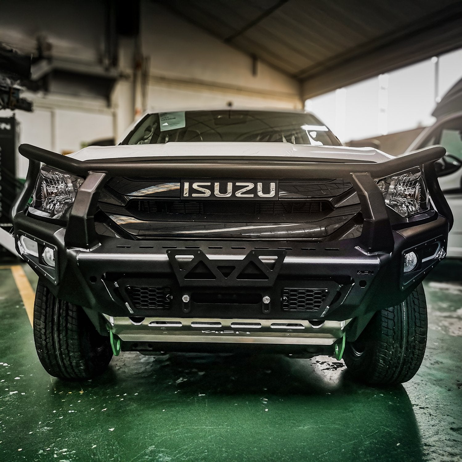 Full Bull Bar Isuzu D-Max from 2024 onwards complete with winch mount and foglight inserts - OEM indicators